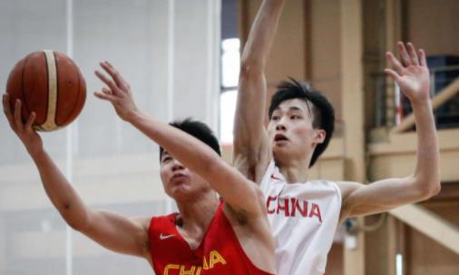 中国男篮又一天才横空出世！首秀21分钟投篮率60%，隔扣2米10中锋(2)
