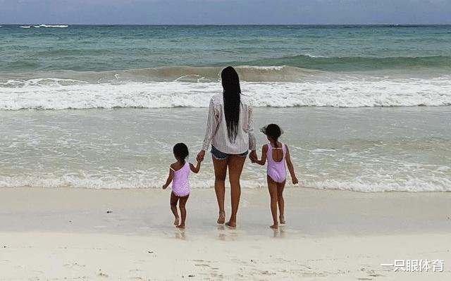瓦妮莎晒3女儿背影图：久久凝望海平线，思念科比！莫名伤感