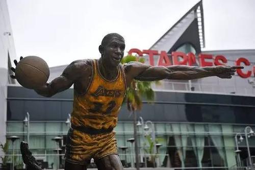 下一个是谁？NBA十大有雕像巨星：大梦用球衣代替，大帅有两尊