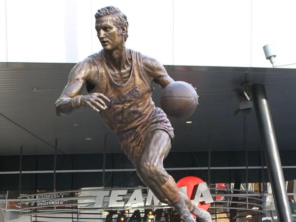 下一个是谁？NBA十大有雕像巨星：大梦用球衣代替，大帅有两尊(3)