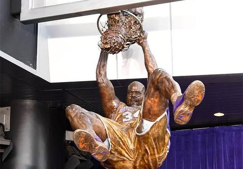 下一个是谁？NBA十大有雕像巨星：大梦用球衣代替，大帅有两尊(4)