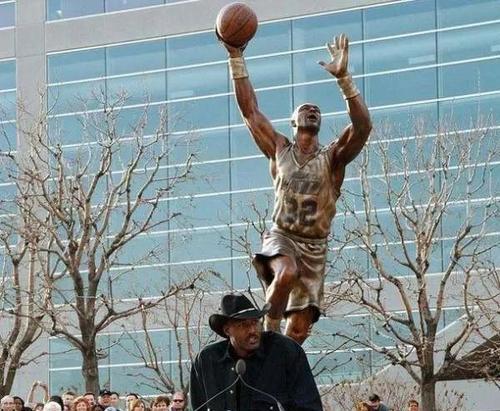 下一个是谁？NBA十大有雕像巨星：大梦用球衣代替，大帅有两尊(6)
