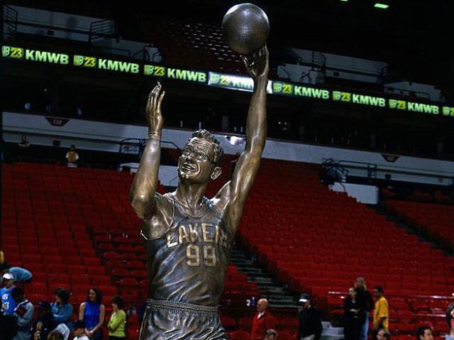 下一个是谁？NBA十大有雕像巨星：大梦用球衣代替，大帅有两尊(8)