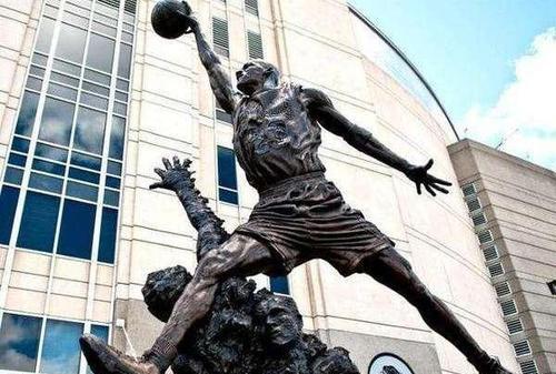 下一个是谁？NBA十大有雕像巨星：大梦用球衣代替，大帅有两尊(10)