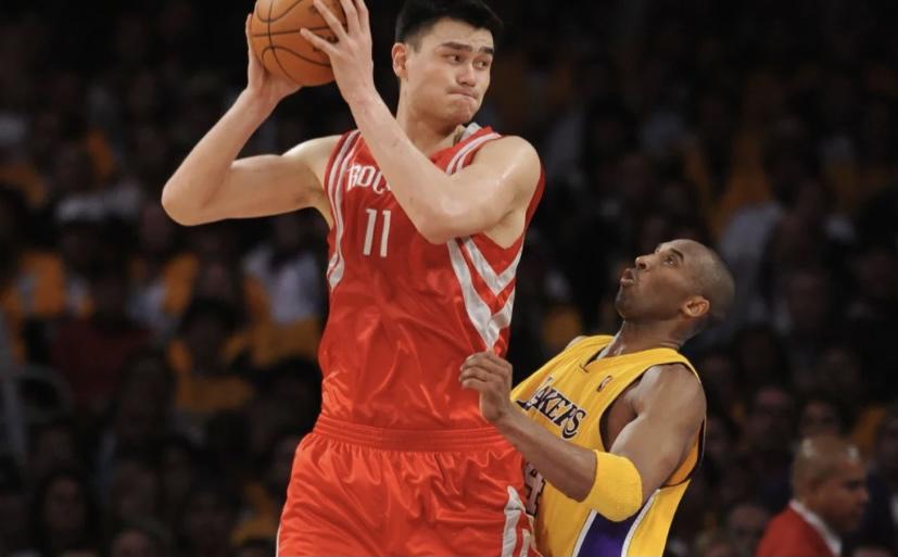 中国篮球不会忘记的名字：姚明，一路上披荆斩棘，成为NBA实力巨星