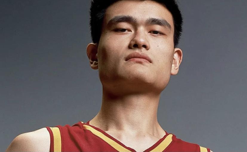 中国篮球不会忘记的名字：姚明，一路上披荆斩棘，成为NBA实力巨星(2)