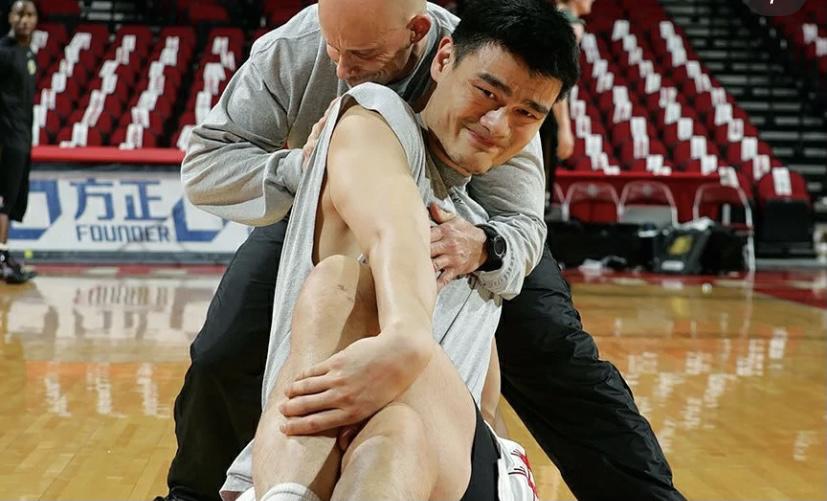 中国篮球不会忘记的名字：姚明，一路上披荆斩棘，成为NBA实力巨星(3)