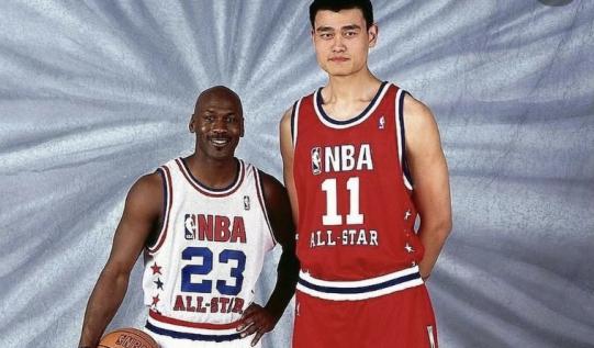 中国篮球不会忘记的名字：姚明，一路上披荆斩棘，成为NBA实力巨星(5)