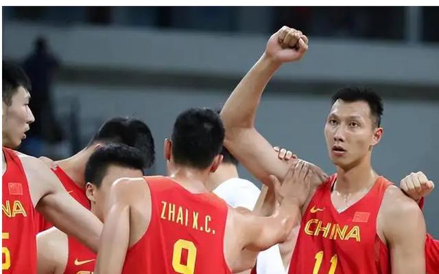 杜锋出手，中国男篮首位出局者现身，上海队顶薪内线被弃用？(2)