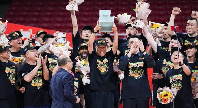 杨鸣6个字称呼蒋兴权！辽篮CBA夺冠，中国篮球教父级名帅做了什么