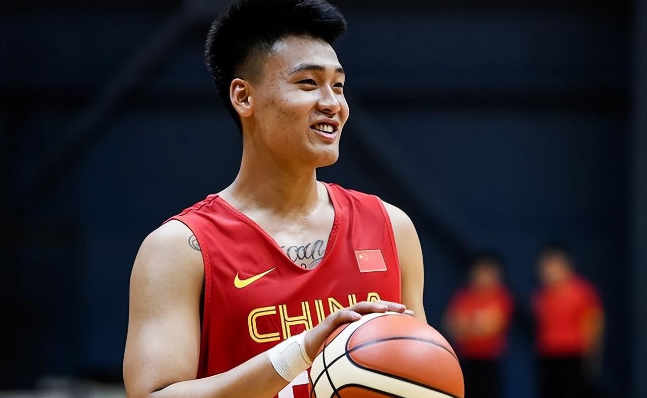 中国男篮祭出首发阵容，三后卫中一人不干后卫的活，杜锋啥杀招？(4)