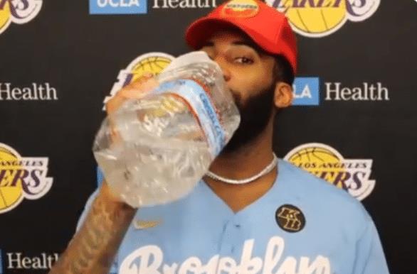 NBA巨人喝水瞬间！庄神直接用桶，姚明如同喝口服液，反差明显