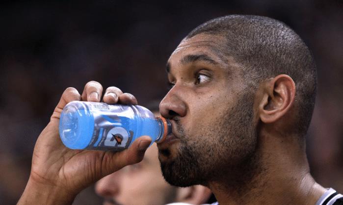NBA巨人喝水瞬间！庄神直接用桶，姚明如同喝口服液，反差明显(2)