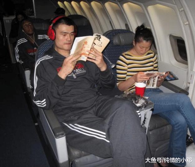 NBA球星坐飞机时都啥样？吃饭听歌赌钱 只有他在看书(6)