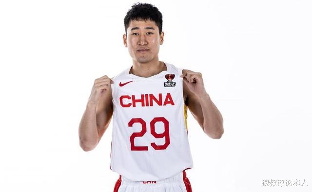 中国男篮12人解读：姜伟泽被偏爱，贺希宁没有白等，范子铭挑大梁