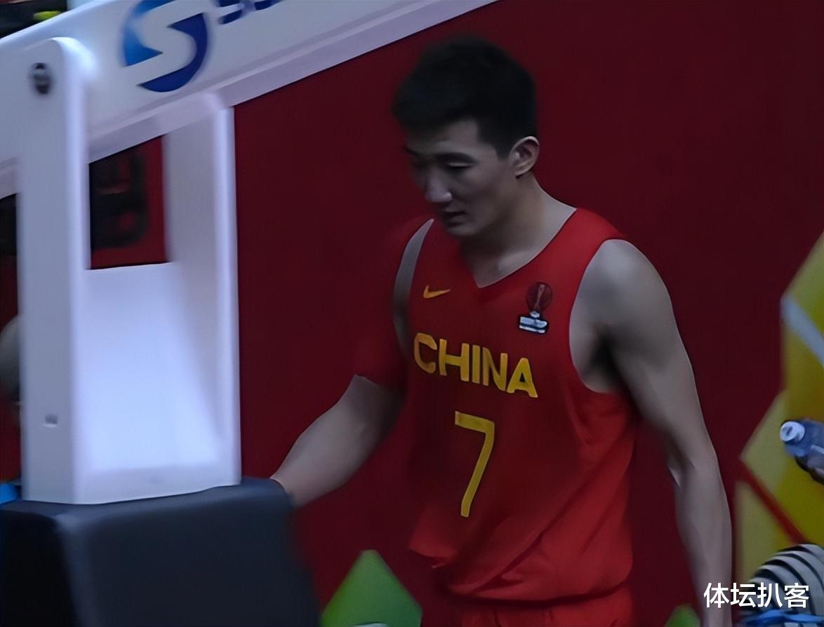 裁判针对中国男篮！无视徐杰被肘击，罚下两人，看顾全踩线后笑了(4)