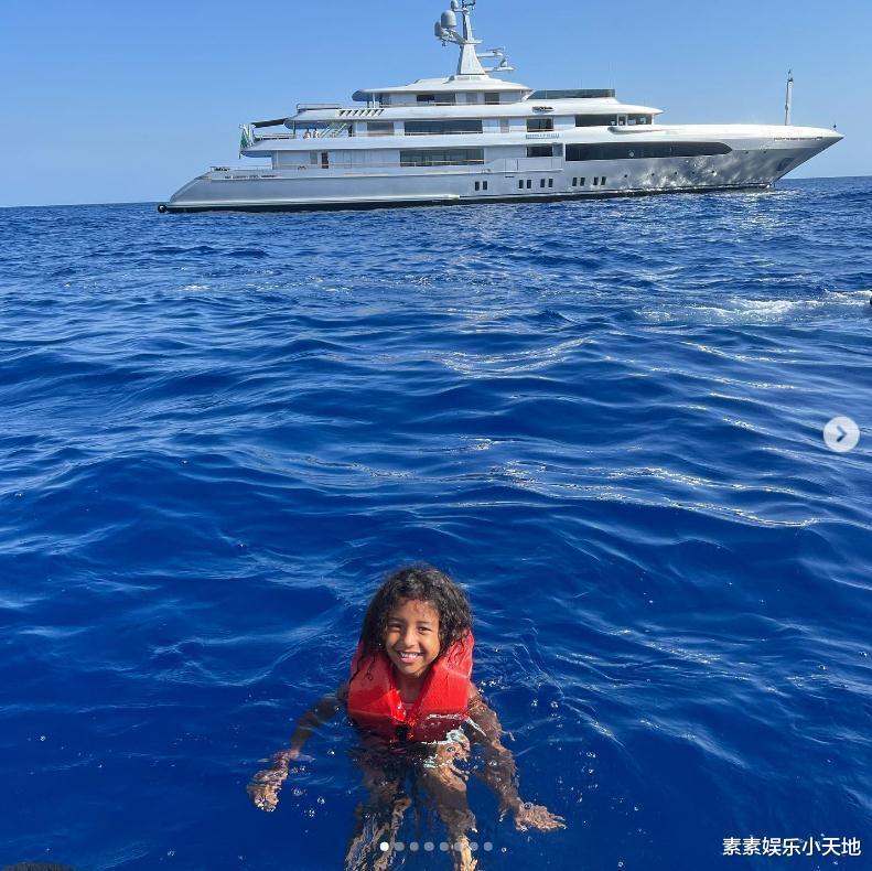 瓦妮莎价值5亿豪华游艇公开，带家人到科比故居，科比姐姐也在(6)