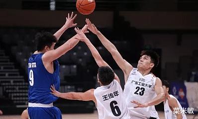 上海男篮的后卫线天赋溢出，新赛季冲冠概率依然不大，弄不好季后赛遇到深圳又会打的很艰难(2)