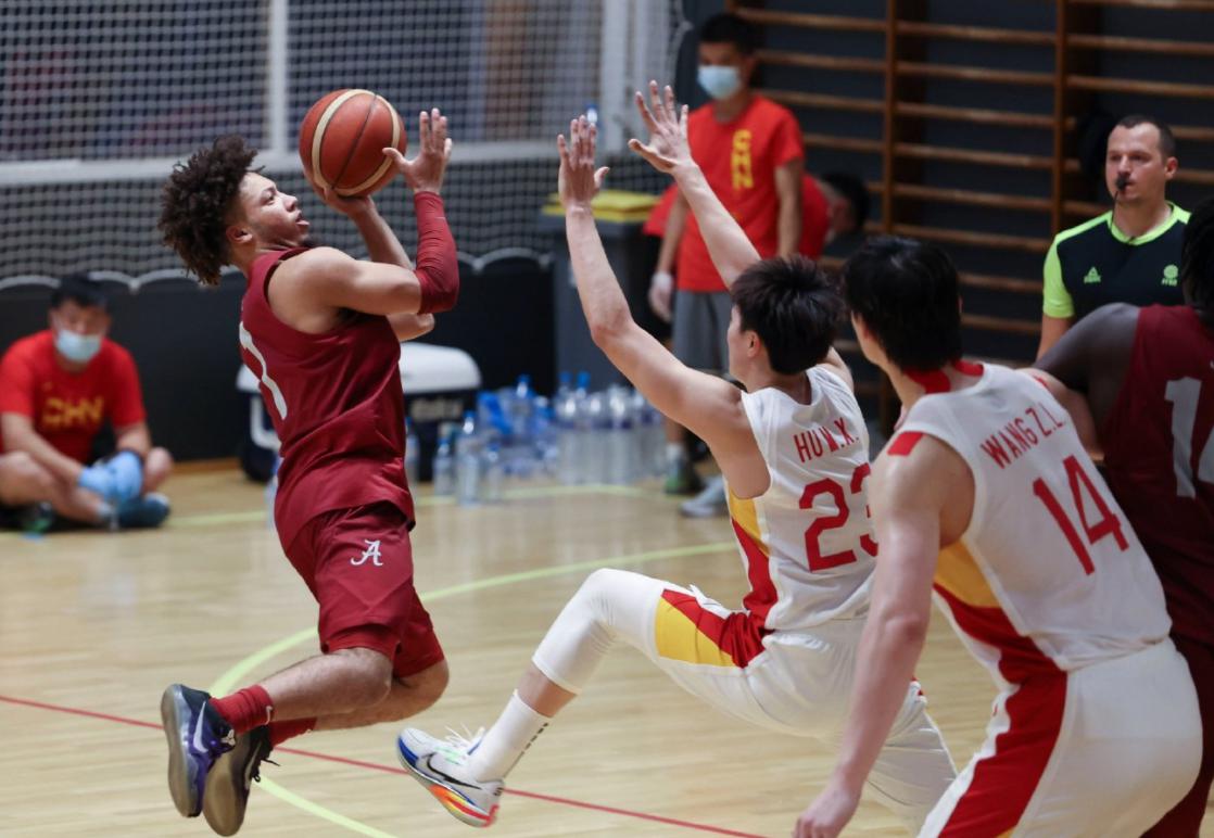 中国男篮12分不敌大学队 周琦未出战全队狂输13个进攻篮板(4)