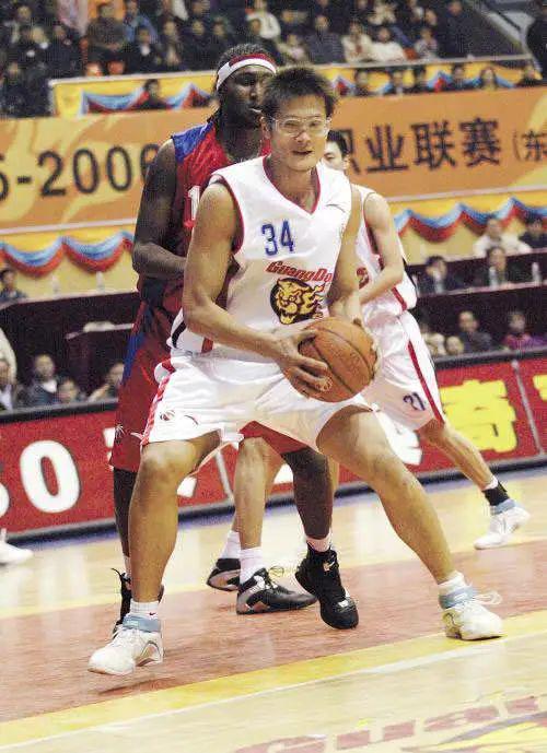 CBA“眼镜蛇”！广西篮球旗帜！可能是宏远最难忘的角色球员......(14)