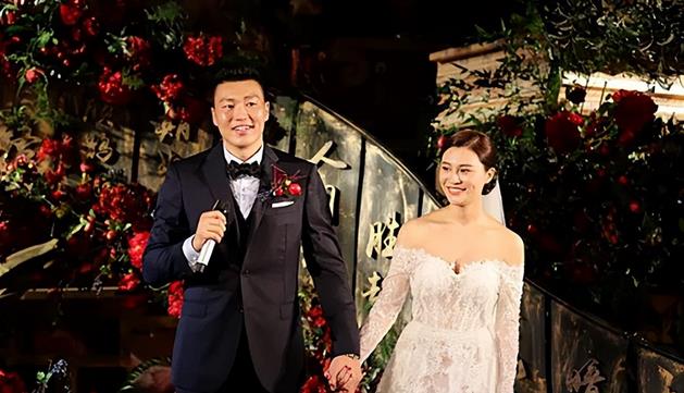 中国男篮名将李根：与前妻离婚后撕的难看，二婚博士娇妻生活幸福