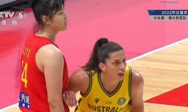 中国女篮落后澳大利亚，冲击决赛，李月汝开始发力，全队犯规多(2)