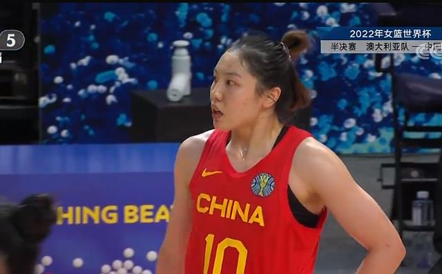 中国女篮落后澳大利亚，冲击决赛，李月汝开始发力，全队犯规多(3)