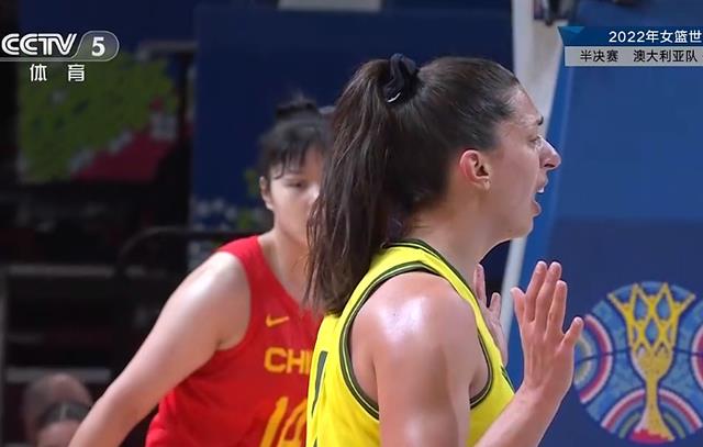 中国女篮落后澳大利亚，冲击决赛，李月汝开始发力，全队犯规多(4)