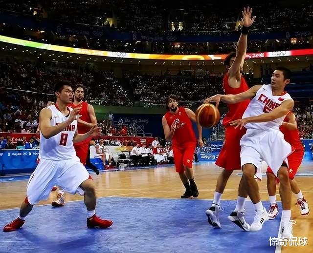 FIBA官方晒姚明加索尔合影：2008-2022 姚明让加索尔看上去好小只(2)