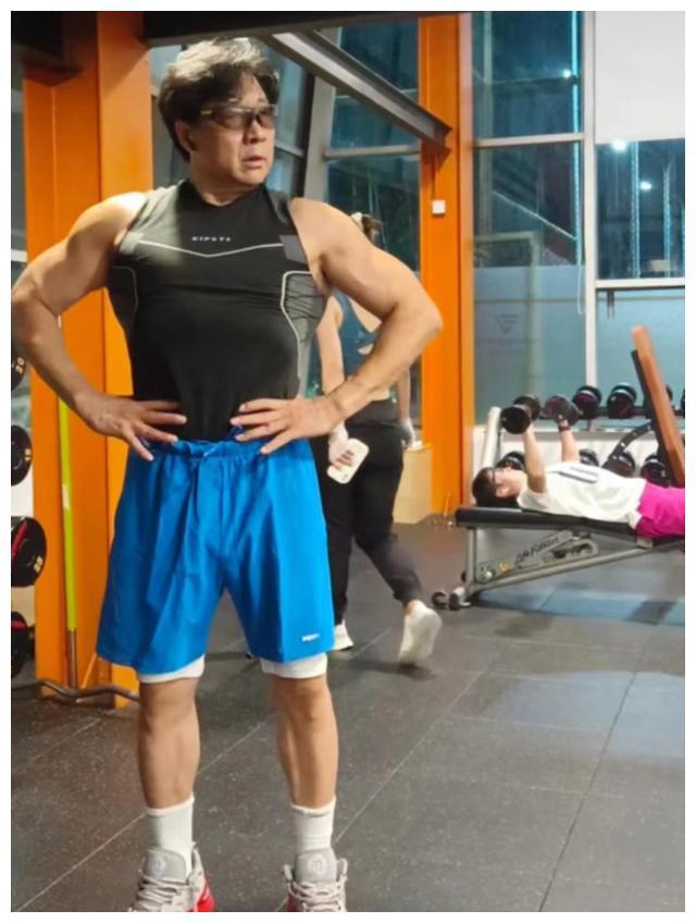 胡明轩66岁父亲高强度健身50天！外表苍老身体健硕，父子相差42岁(1)