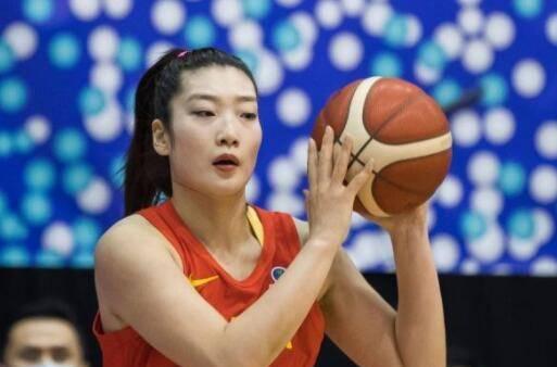李梦因病未出战，网友发声她回怼，这才是中国女篮的霸气，真英杰