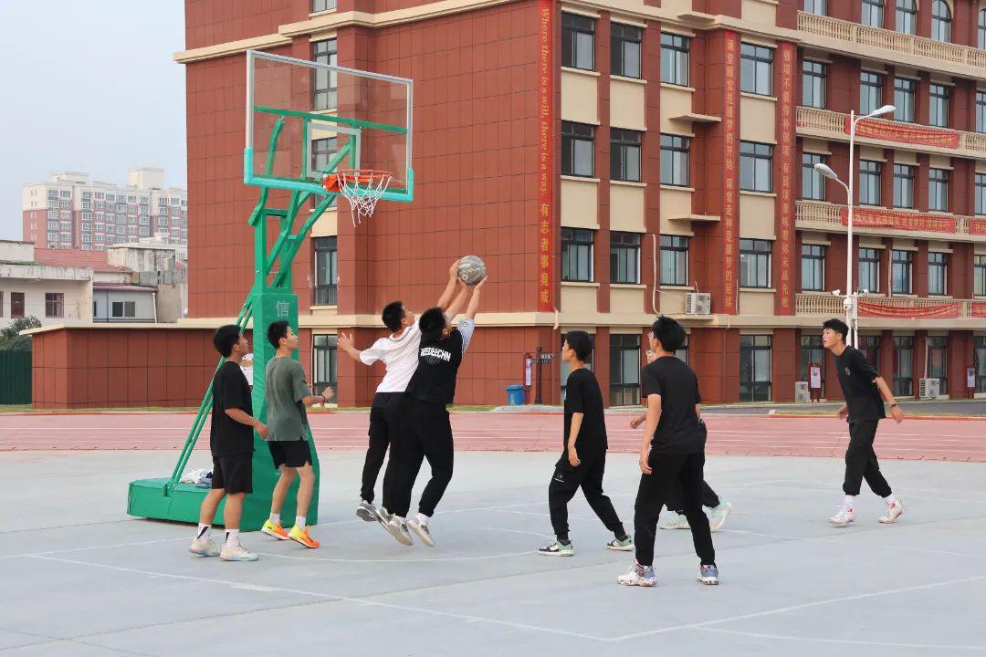 信阳衡水高级中学篮球比赛进行中(1)