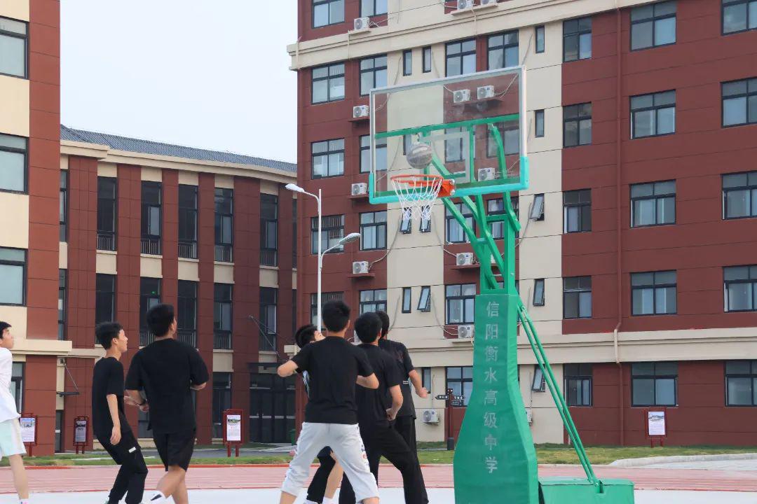 信阳衡水高级中学篮球比赛进行中(2)