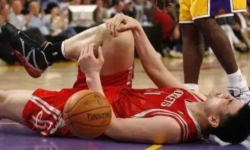 在NBA全明星赛中，恶意犯规的球员真是不少，詹姆斯维金斯受伤都很正常(3)