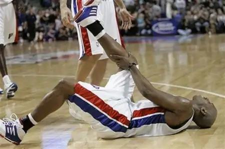 在NBA全明星赛中，恶意犯规的球员真是不少，詹姆斯维金斯受伤都很正常(5)