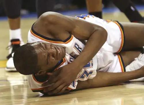 在NBA全明星赛中，恶意犯规的球员真是不少，詹姆斯维金斯受伤都很正常(6)