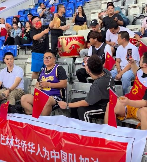 收视率第一！中国男篮正式晋级世界杯，现场球迷疯狂：敲锣打鼓(2)