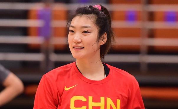 23岁的李月汝高调宣布分手，专心为中国女篮争冠，郑薇指导没有看错人(3)