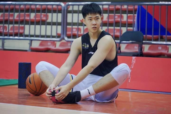 中国男篮二队集结备战U19世界杯，赵嘉仁等超龄球员入选，还有海亮高中生球员