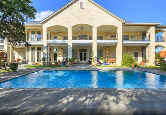 波波挂牌豪宅：900平泳池豪宅仅售450万美金