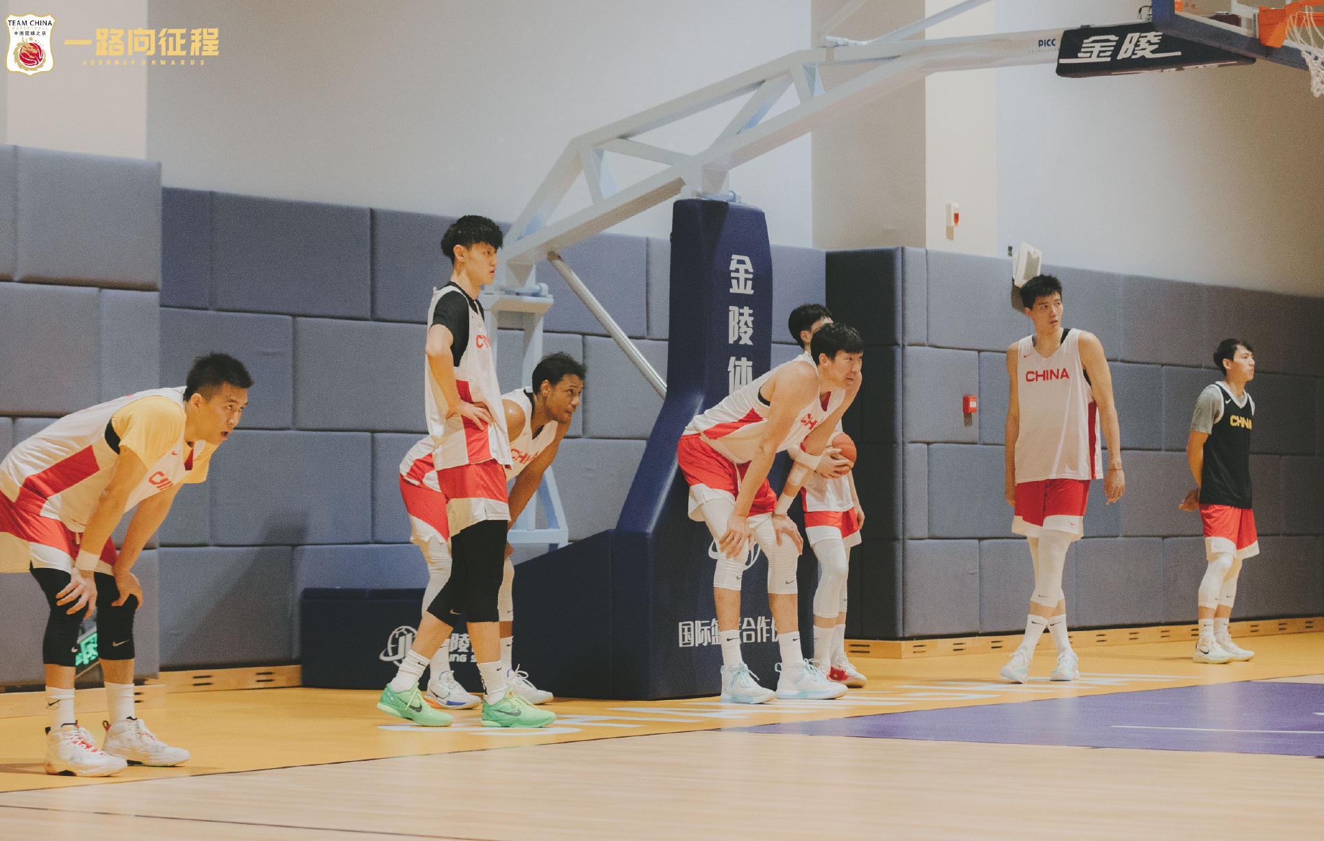 中国男篮集训队员哈腰扶腿，周琦胳膊变粗壮，壮到甚至浮现小肚腩