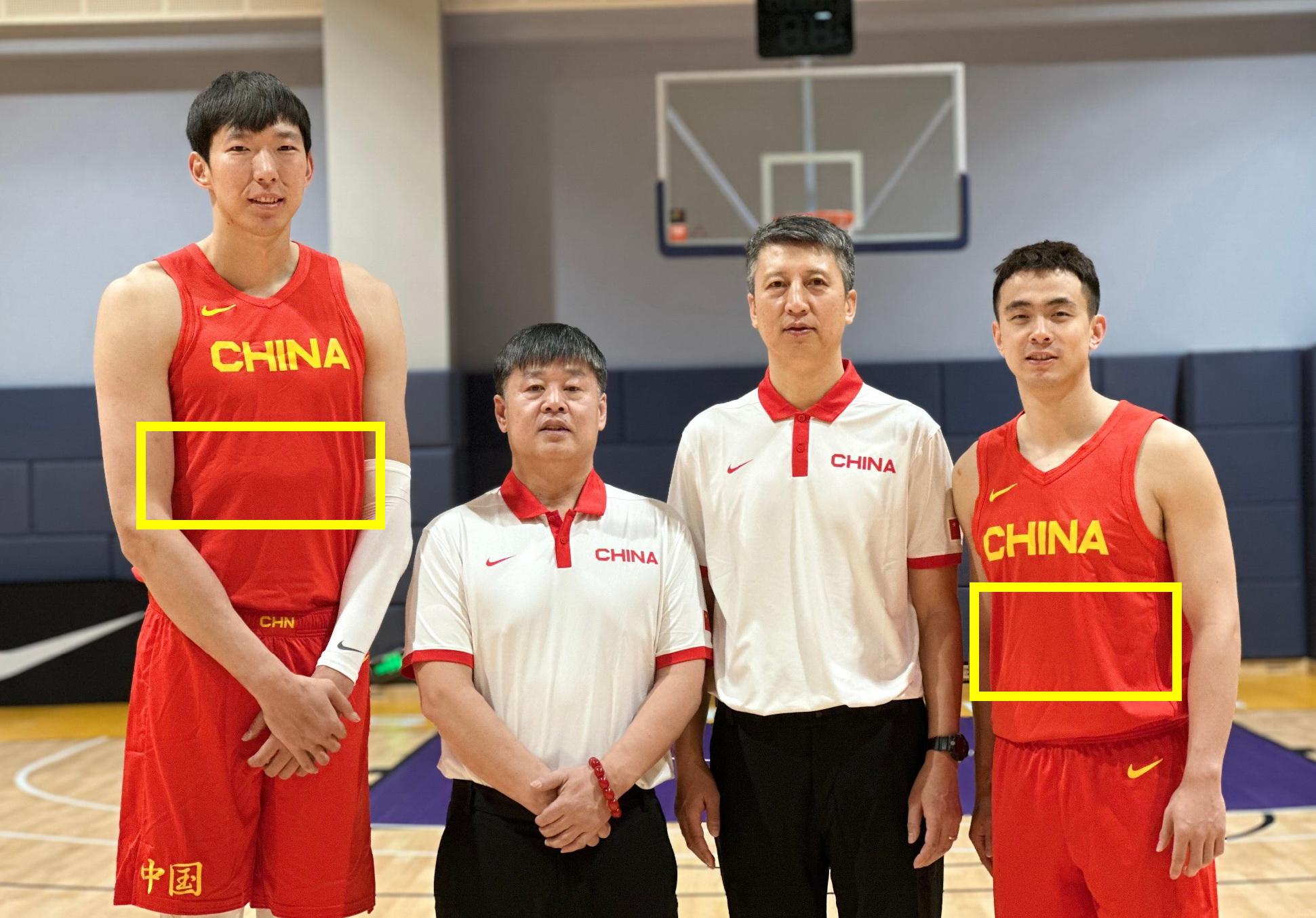 中国男篮集训队员哈腰扶腿，周琦胳膊变粗壮，壮到甚至浮现小肚腩(3)