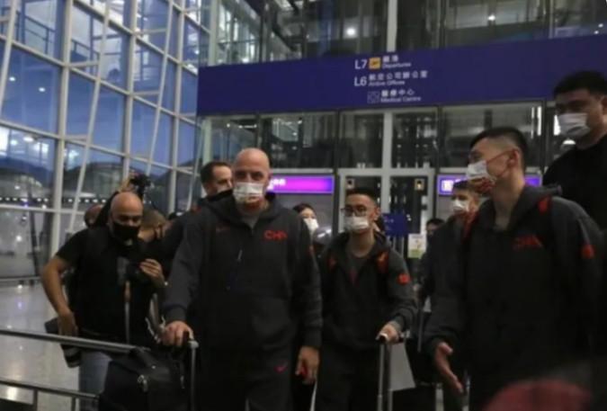 男篮：解密中国男篮成亚太第一，中国队前往香港，遭球迷热烈接机(4)