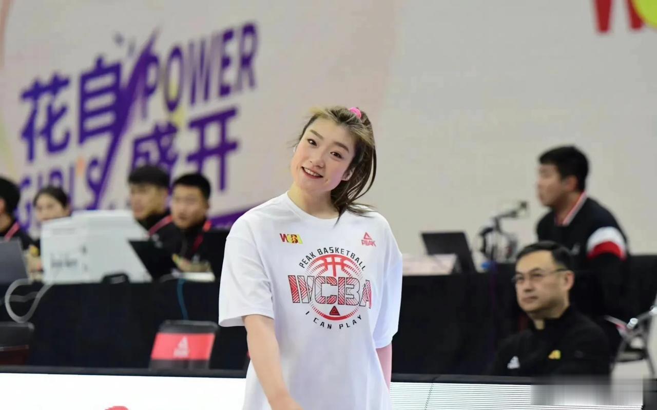 加油！中国女篮李梦晒出自己的赛场照，并发文写道：“认真训练，认真比赛，明天的比赛