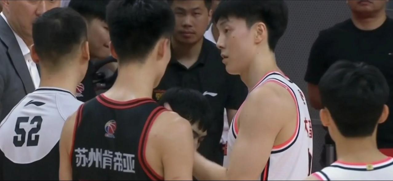 胡明轩眼角流血仍要坚持比赛，他终于成为了一名硬汉！

胡明轩在对阵江苏男篮的比赛(2)