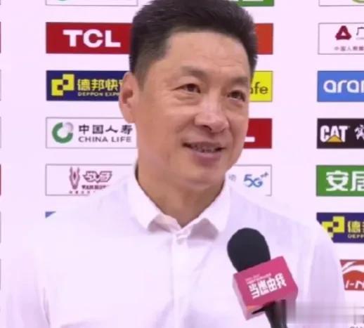 春哥笑了！李春江谈上海被广东逆转：“我们球队的整体实力，确实跟广东队有很大的差距(1)