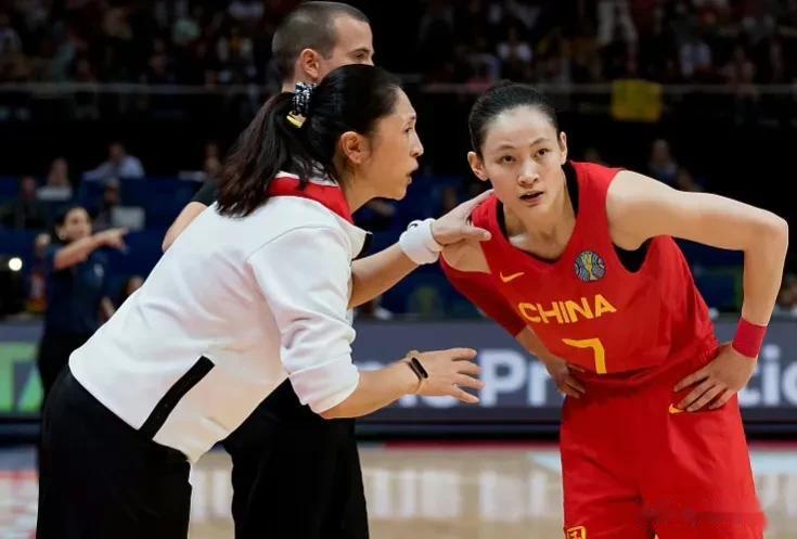 带着这些荣誉，中国女篮队长再次扬帆起航，这才是女篮的榜样。

据消息，女篮队长杨(1)