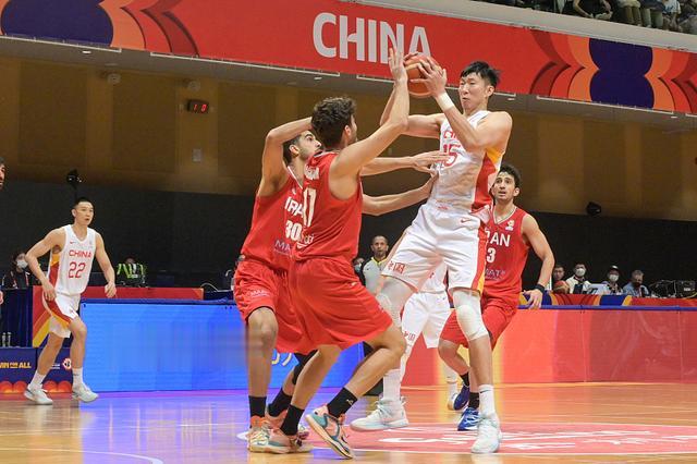 周琦参加中国男篮短训营保持状态，没比赛可打的他只有4、5成功力