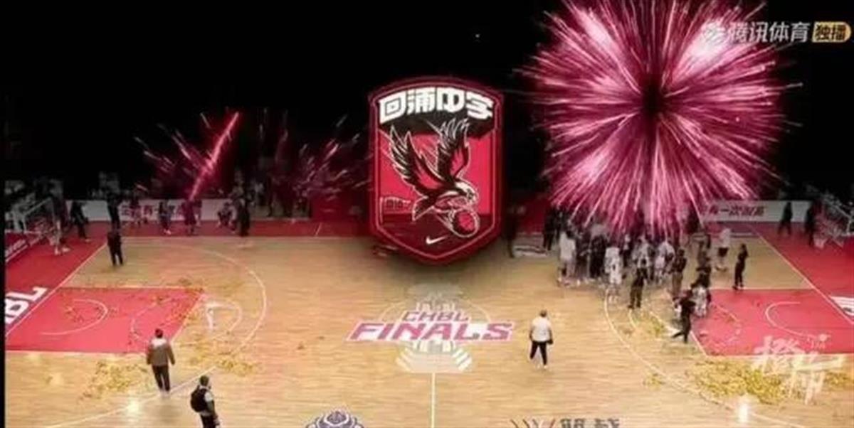 超燃！小县城中学篮球队勇夺全国冠军，有梦想就是了不起！