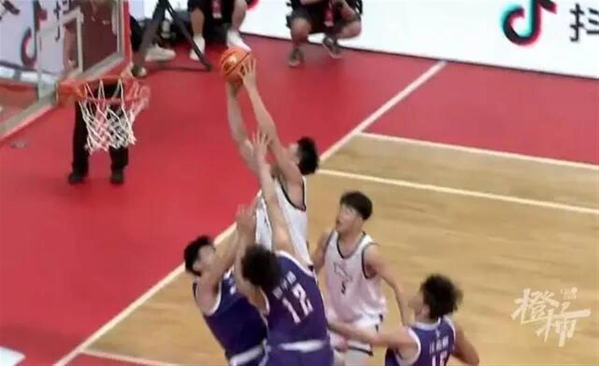 超燃！小县城中学篮球队勇夺全国冠军，有梦想就是了不起！(3)